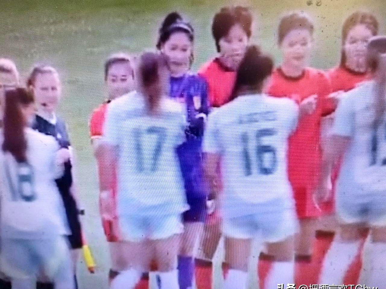 热血激烈！女足球赛中的激烈对抗令人惊叹的简单介绍