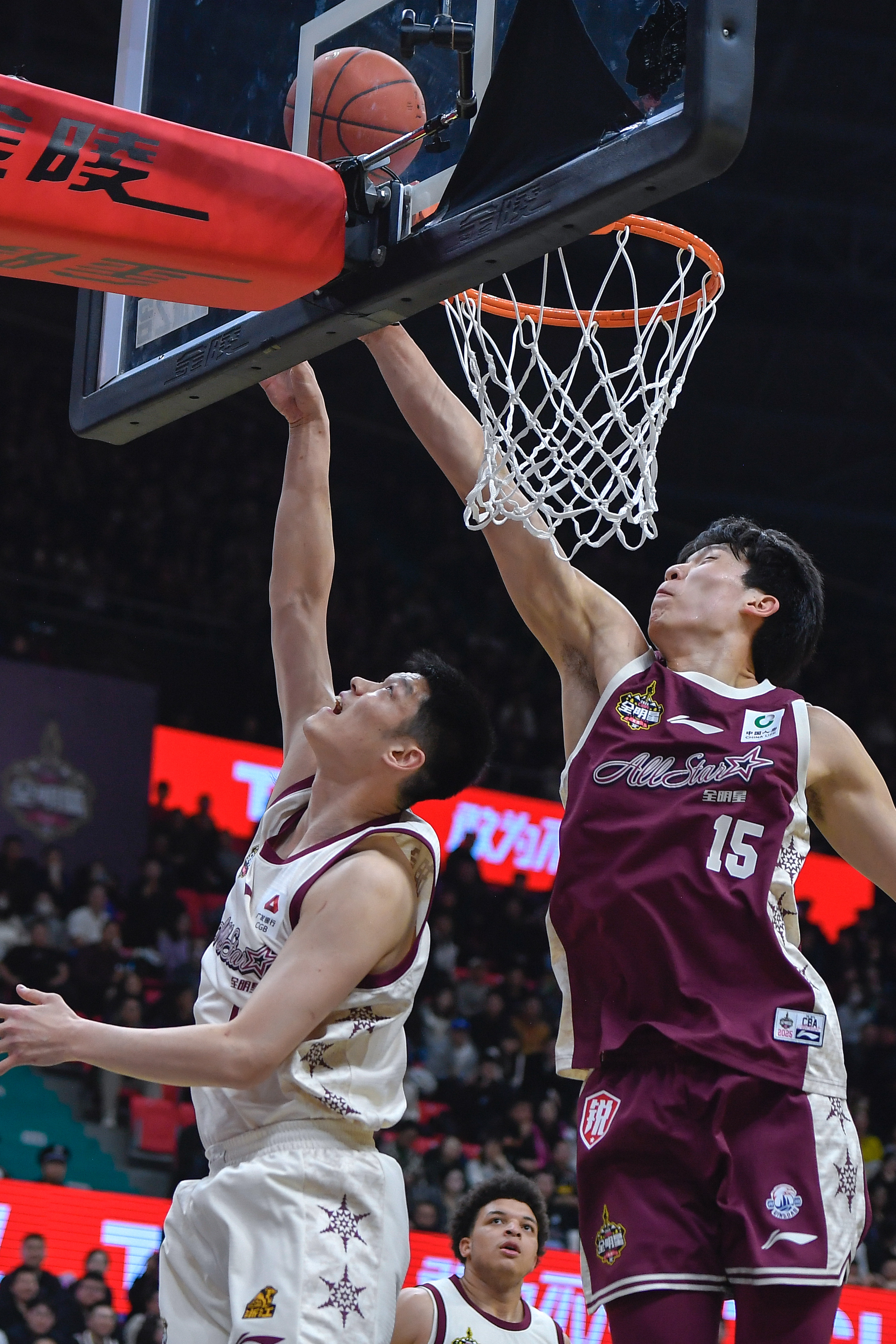 中国篮球迎来冬日暖阳，CBA赛场闪耀