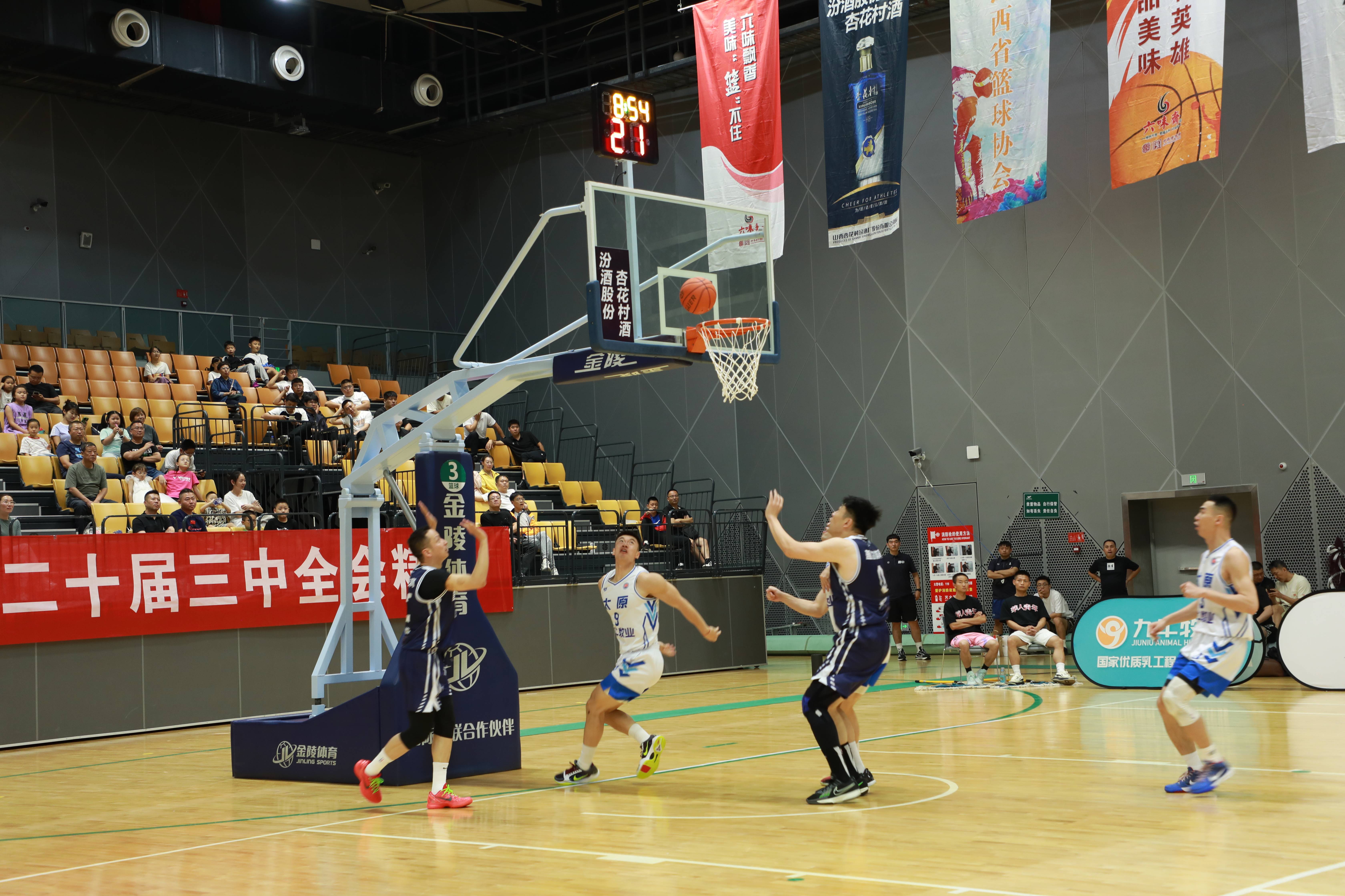 本土篮球比赛赛场热情高涨,赛况激烈 本土篮球比赛赛场热情高涨,赛况激烈