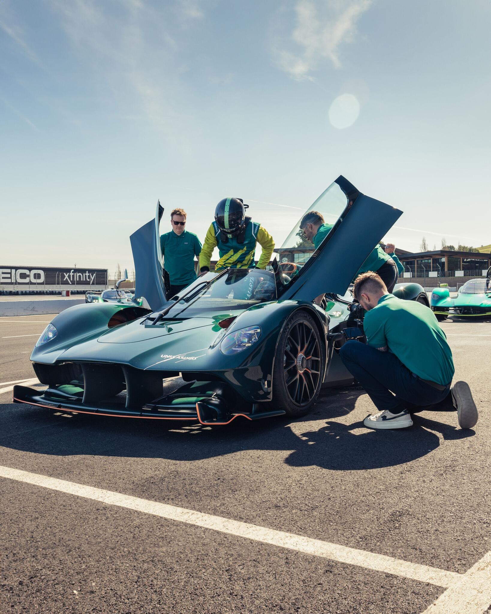 梅赛德斯横扫阿斯顿马丁，拉塞尔点燃赛场