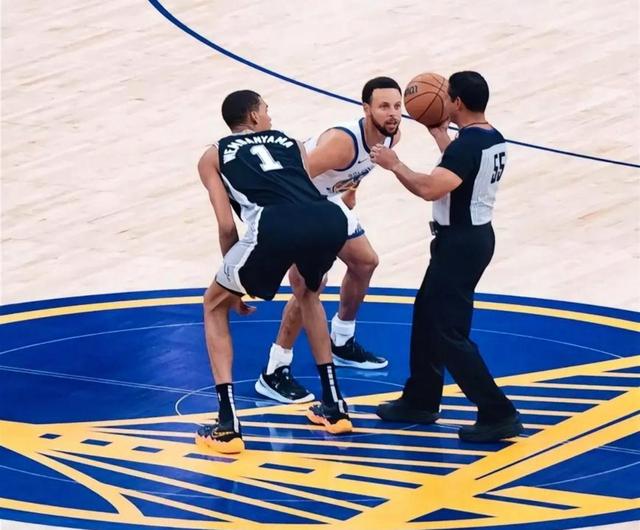 马刺险胜山西队，库里状态火热