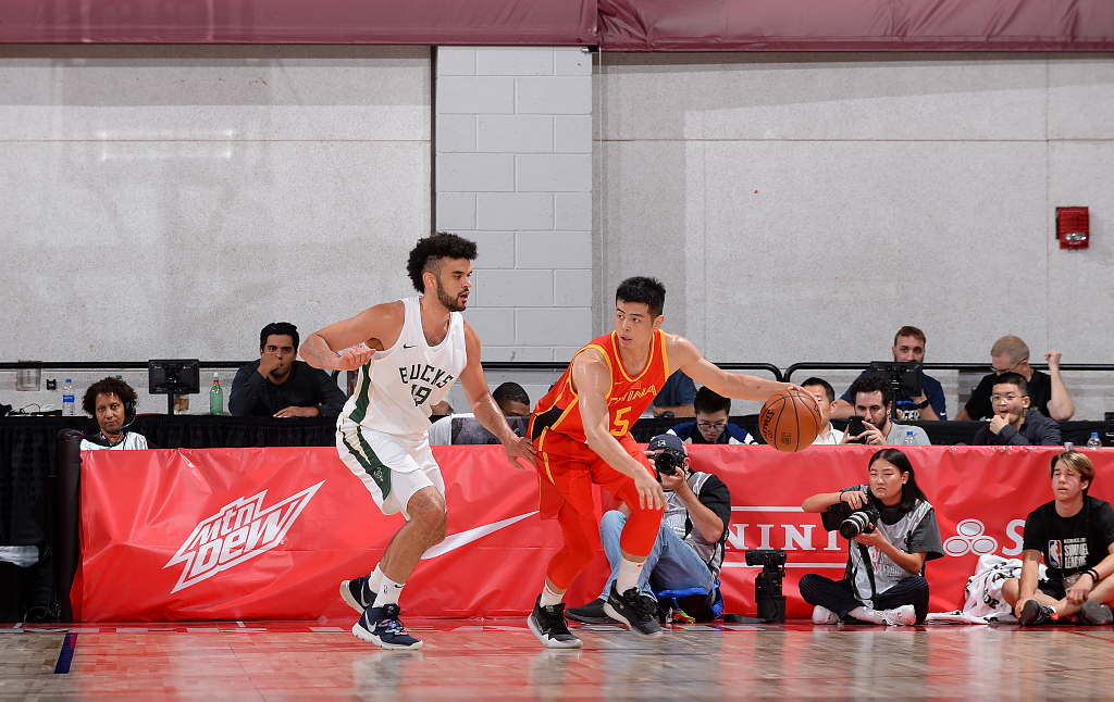 雄鹿碾压雷霆,周琦统治全场 雄鹿碾压雷霆,周琦统治全场