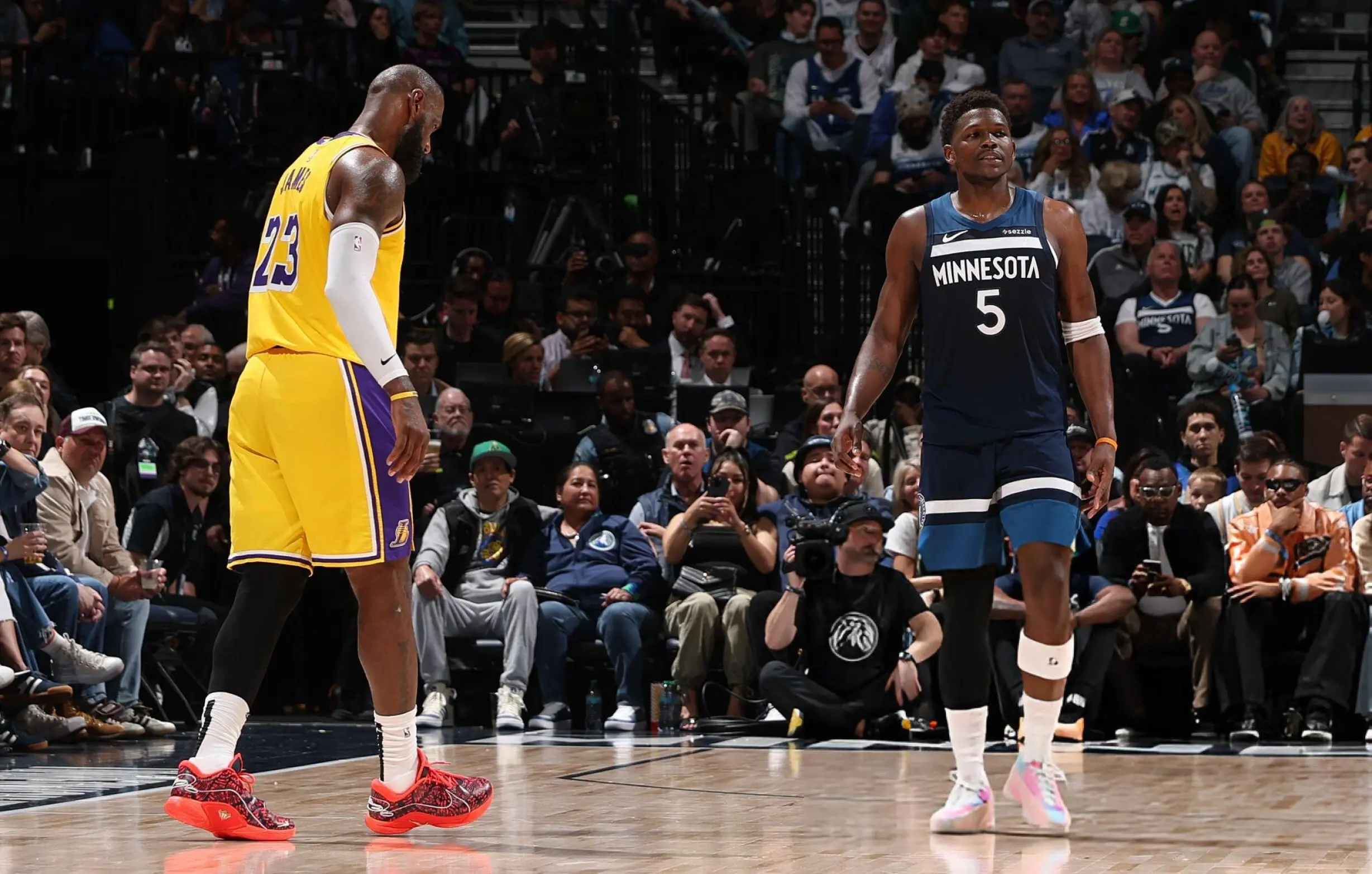 NBA季后赛之夜,詹姆斯带动全队节奏 NBA季后赛之夜,詹姆斯带动全队节奏